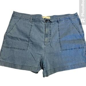 Stretchy utility shorts